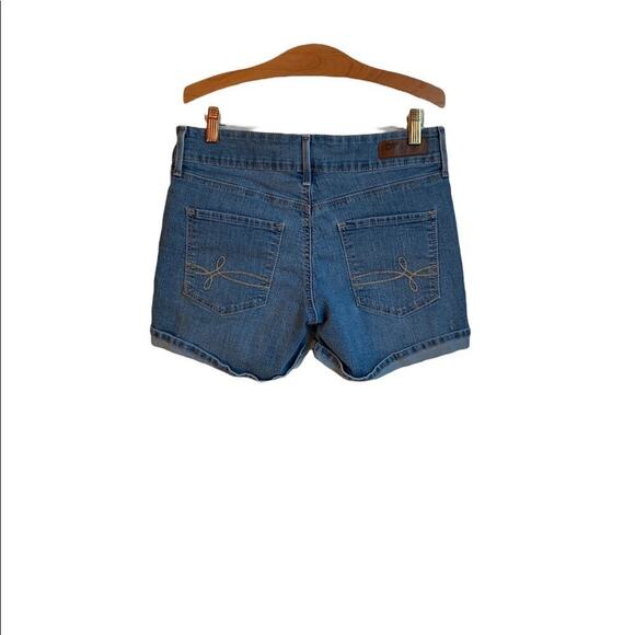 DENIZEN FROM LEVI’S Women’s Light Wash Stretch Cuffed Jean Shorts / Size: 4 - Picture 2 of 12